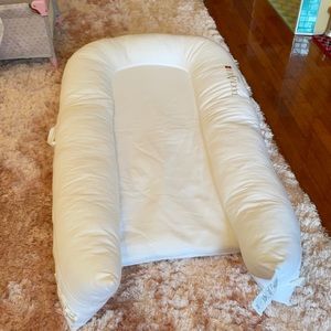 DOCKATOT GRAND WHITE. NEW WITHOUT TAGS!